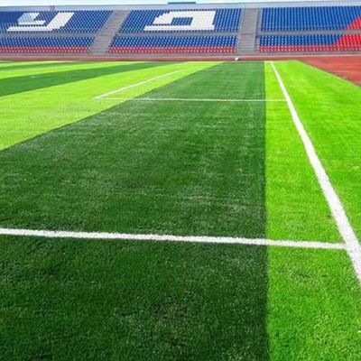 Εγκεκριμένο από την FIFA Τεχνητό γρασίδι ποδοσφαίρου ύψους 50 χιλιοστών ανθεκτικό στην υπεριώδη ακτινοβολία με υψηλή πυκνότητα και χαμηλή συντήρηση
