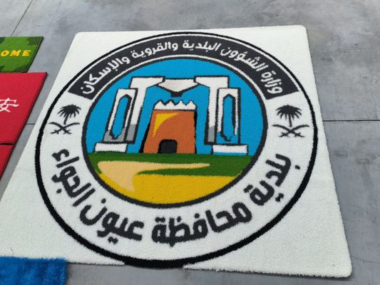 Προσαρμόσιμο μοτίβο λογότυπου Τεχνητό γρασίδι συνθετικός χλοοτάπητας με εξαιρετική αντοχή στη φωτιά και αντοχή στην υπεριώδη ακτινοβολία