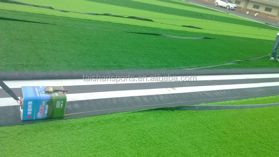 8000 Dtex 140 ράμματα/Μ 55mm Ποδοσφαιρικό συνθετικό γκαζόν Μικρή συντήρηση και εύκολη εγκατάσταση