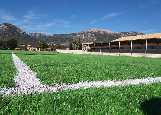 Εγκεκριμένο από την FIFA Τεχνητό γρασίδι ποδοσφαίρου ύψους 50 χιλιοστών ανθεκτικό στην υπεριώδη ακτινοβολία με υψηλή πυκνότητα και χαμηλή συντήρηση