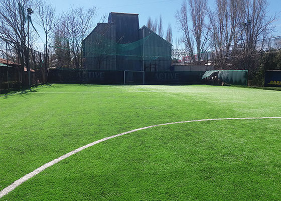 Εγκεκριμένο από την FIFA Τεχνητό γρασίδι ποδοσφαίρου ύψους 50 χιλιοστών ανθεκτικό στην υπεριώδη ακτινοβολία με υψηλή πυκνότητα και χαμηλή συντήρηση