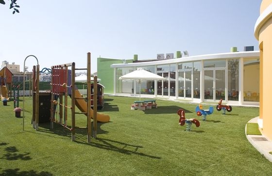 Τεχνητό γρασίδι ύψους 45 χιλιοστών με ρεαλιστική εμφάνιση και χαμηλή συντήρηση για κήπους