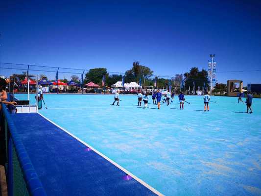 Πιστοποιημένο από την FIH τεχνητό γκαζόν για χόκεϊ με ύψος 14 χιλιοστών και νερό για συνεπή παιχνίδι