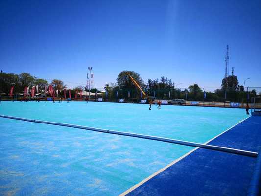 Πιστοποιημένο από την FIH τεχνητό γκαζόν για χόκεϊ με ύψος 14 χιλιοστών και νερό για συνεπή παιχνίδι