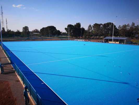 Πιστοποιημένο από την FIH τεχνητό γκαζόν για χόκεϊ με ύψος 14 χιλιοστών και νερό για συνεπή παιχνίδι